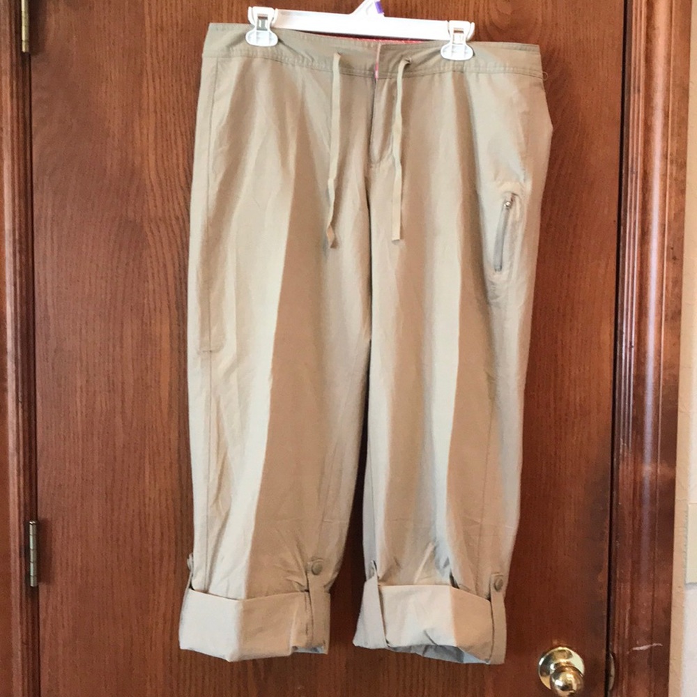 Danskin Now Kacki Capris